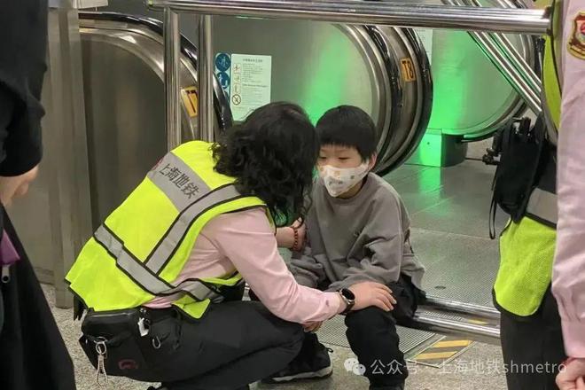 PG平台速度与温情：车站五分钟助走失儿童与外婆团聚(图2)