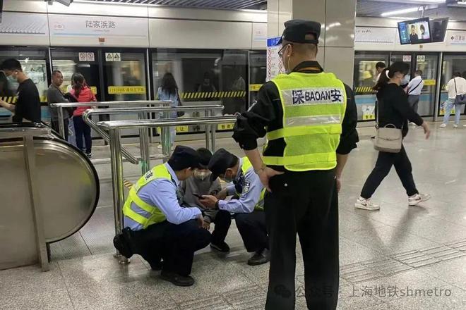 PG平台速度与温情：车站五分钟助走失儿童与外婆团聚