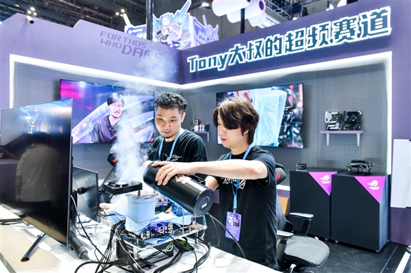 PG电子平台华硕主板超频秀引爆BW2024(图3)