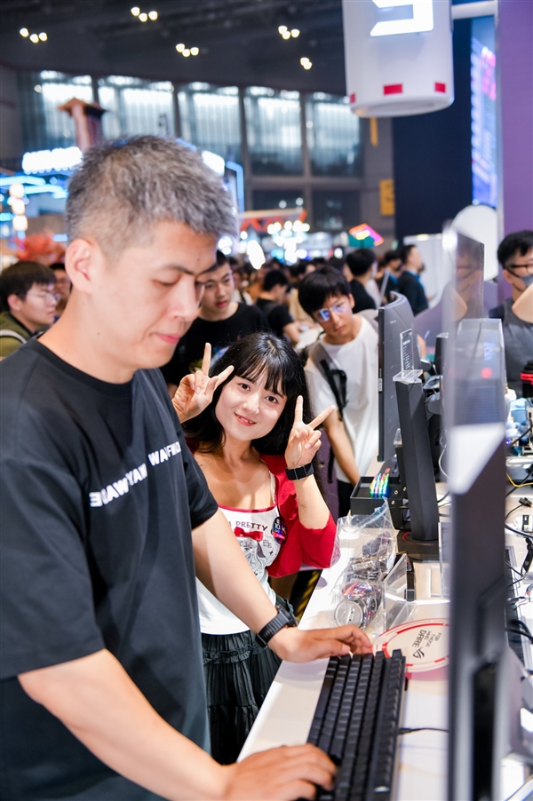 PG电子平台华硕主板超频秀引爆BW2024(图7)