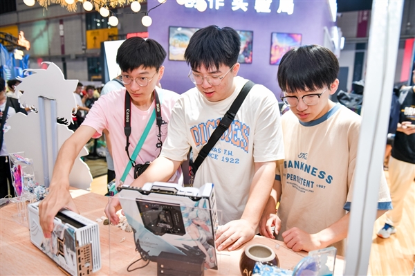 PG电子平台华硕主板超频秀引爆BW2024(图9)