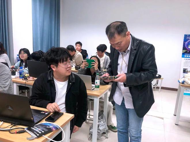 PG电子网站西亚斯学子实训金橙智能语音操控点亮未来(图3)