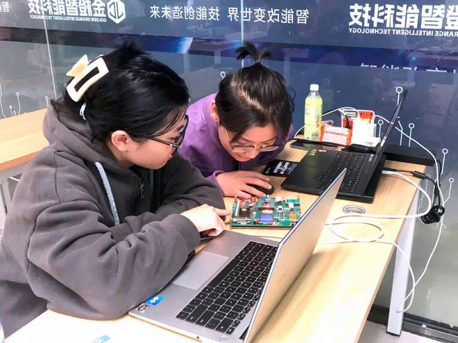 PG电子网站西亚斯学子实训金橙智能语音操控点亮未来(图4)