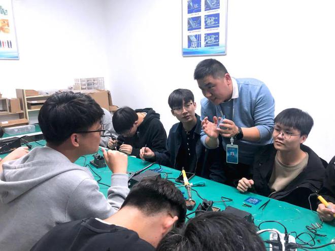PG电子网站西亚斯学子实训金橙智能语音操控点亮未来(图2)