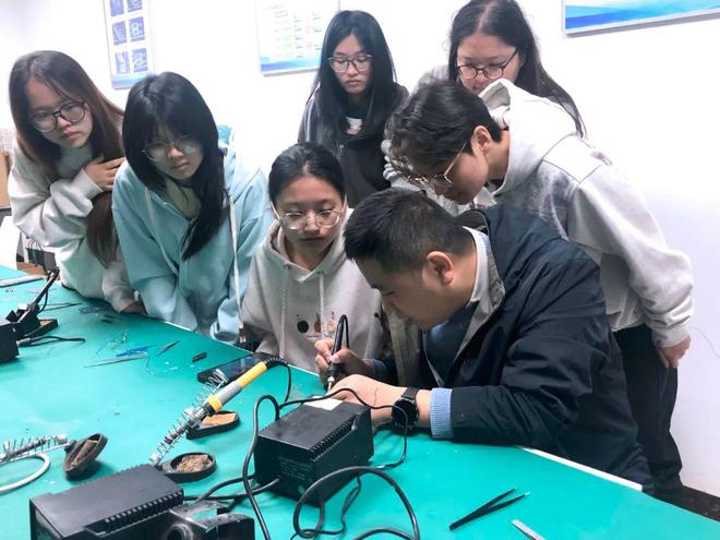 PG电子网站西亚斯学子实训金橙智能语音操控点亮未来(图5)