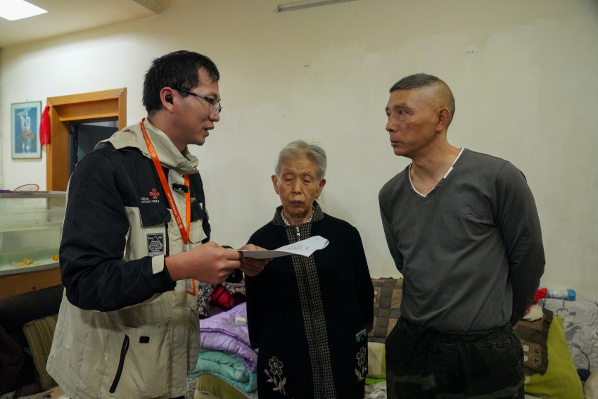 四川消防积极推进安装联网型独立烟感报警器让独居老人“居有所安”(图2)
