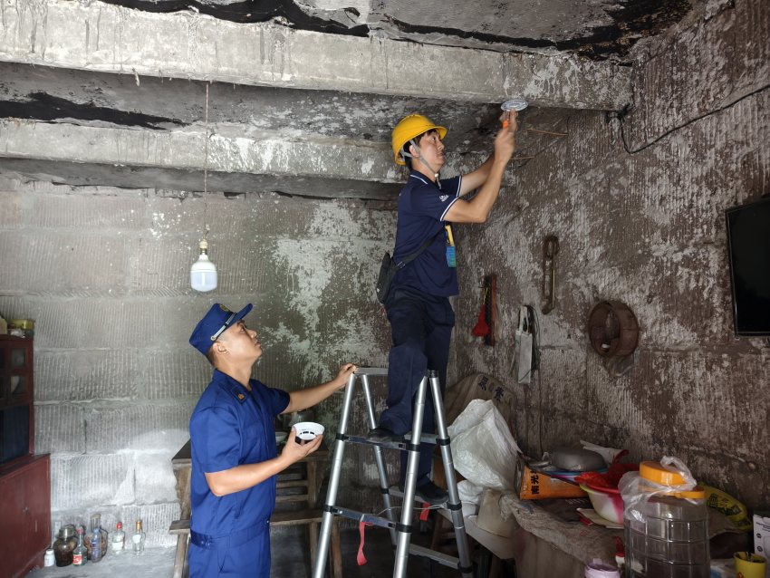 四川消防积极推进安装联网型独立烟感报警器让独居老人“居有所安”